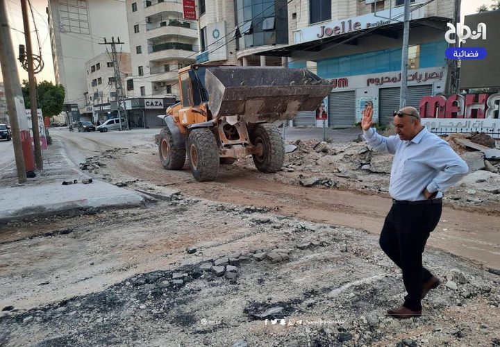 بلدية جنين والاشغال تشرعان بإزالة آثار الدمار التي خلفتها قوات الاحتلال