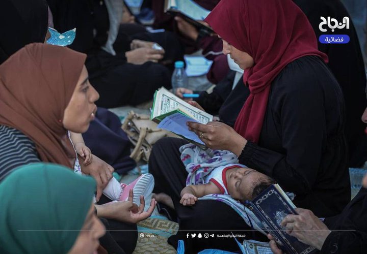 تحفيظ القرآن الكريم في مخيمات النزوح في دير البلح وسط قطاع غزة