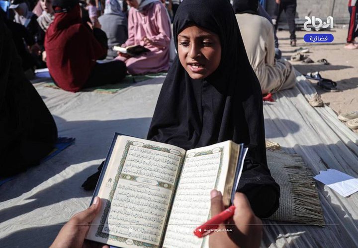تحفيظ القرآن الكريم في مخيمات النزوح في دير البلح وسط قطاع غزة