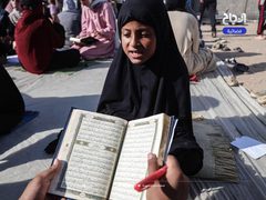 تحفيظ القرآن الكريم في مخيمات النزوح في دير البلح وسط قطاع غزة