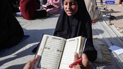 تحفيظ القرآن الكريم في مخيمات النزوح في دير البلح وسط قطاع غزة