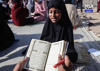 تحفيظ القرآن الكريم في مخيمات النزوح في دير البلح وسط قطاع غزة