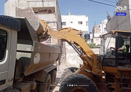 بلدية جنين والاشغال تشرعان بإزالة آثار الدمار التي خلفتها قوات الاحتلال