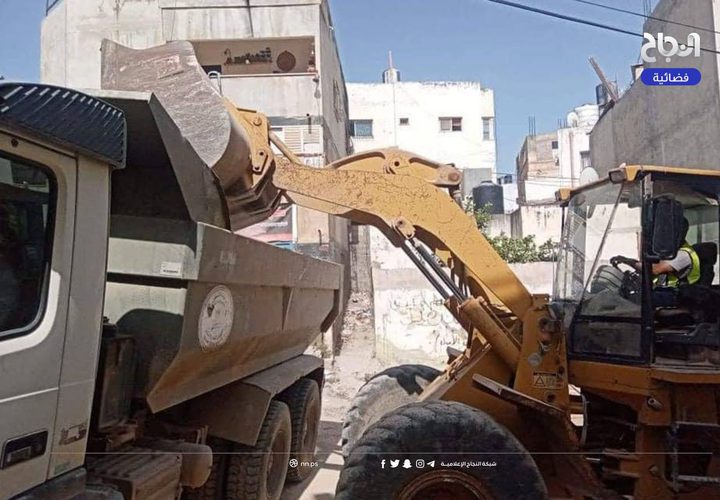 بلدية جنين والاشغال تشرعان بإزالة آثار الدمار التي خلفتها قوات الاحتلال