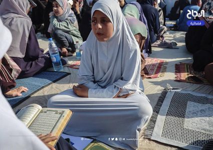 تحفيظ القرآن الكريم في مخيمات النزوح في دير البلح وسط قطاع غزة