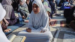 تحفيظ القرآن الكريم في مخيمات النزوح في دير البلح وسط قطاع غزة