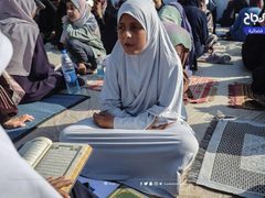 تحفيظ القرآن الكريم في مخيمات النزوح في دير البلح وسط قطاع غزة