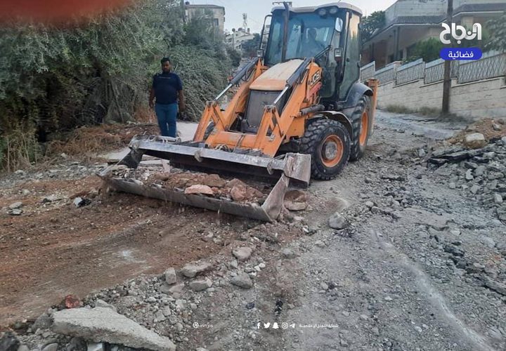 بلدية جنين والاشغال تشرعان بإزالة آثار الدمار التي خلفتها قوات الاحتلال