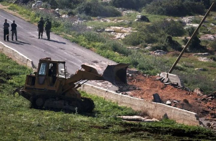 مستوطنون يجرفون أراضي المواطنين في قصرة جنوب نابلس