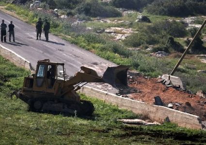 مستوطنون يجرفون أراضي المواطنين في قصرة جنوب نابلس