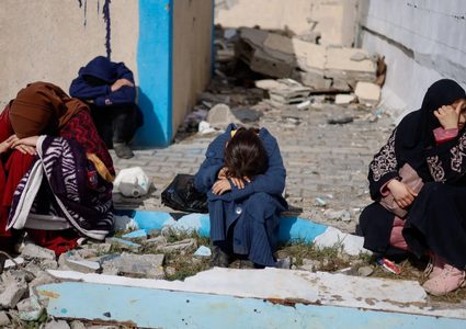 النازحون في غزة.. يهربون من الموت قصفا فيواجهون خطر الموت غرقا