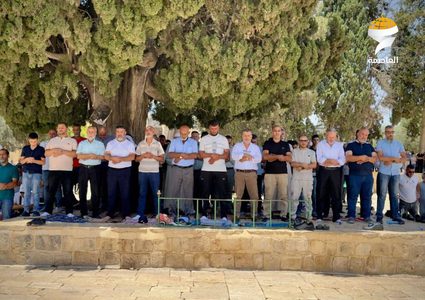 30 ألفا يؤدون صلاة الجمعة في المسجد الأقصى