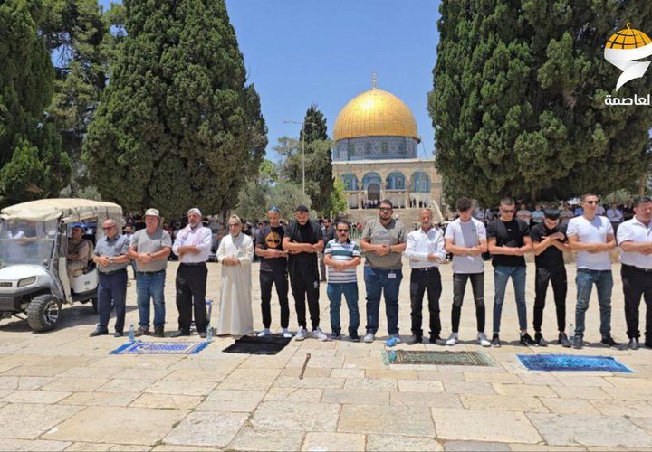 30 ألفا يؤدون صلاة الجمعة في المسجد الأقصى