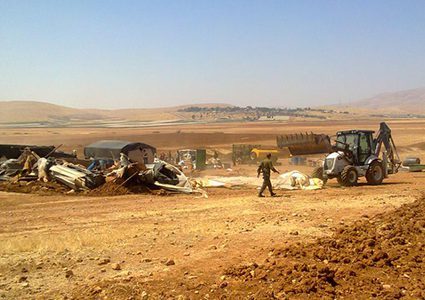 مستوطنون يستبيحون أراضي المواطنين بمسافر يطا جنوب الخليل