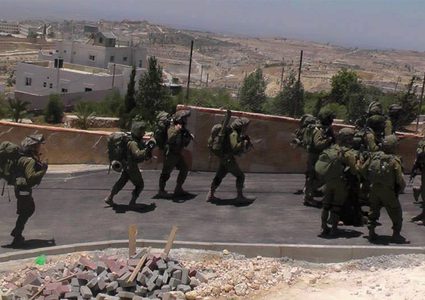 الاحتلال يقتحم بلدة اذنا ويعتدي على مهنئي أسير محرر