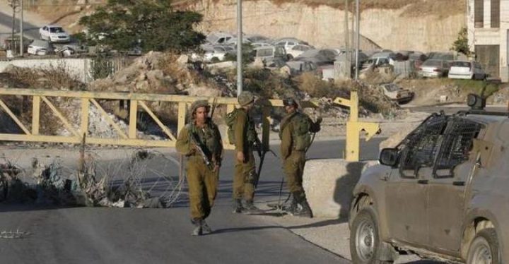 الاحتلال يغلق مداخل بلدة سنجل ويعتقل شابين