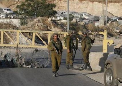 الاحتلال يغلق مداخل بلدة سنجل ويعتقل شابين