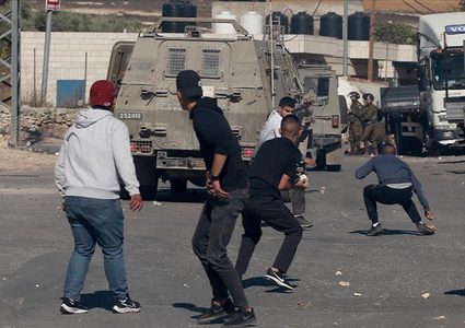 إصابة شاب بجروح حرجة برصاص الاحتلال ويعتقل آخر في البيرة