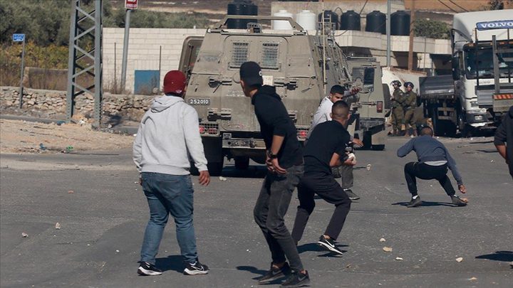 إصابة شاب بجروح حرجة برصاص الاحتلال ويعتقل آخر في البيرة