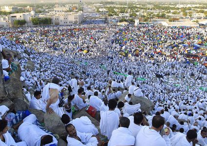 الحجاج يتوافدون إلى صعيد عرفات لأداء ركن الحج الأعظم