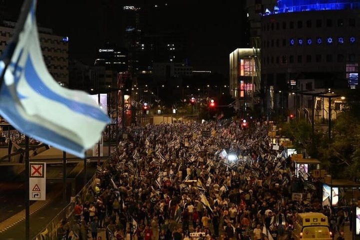 عشرات آلاف المتظاهرين يطالبون بإسقاط حكومة الاحتلال وإبرام صفقة لإعادة الرهائن