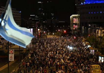 عشرات آلاف المتظاهرين يطالبون بإسقاط حكومة الاحتلال وإبرام صفقة لإعادة الرهائن