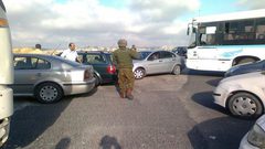 الاحتلال يحتجز مواطنة ويستولي على مركبتها في بيت أمر شمال الخليل