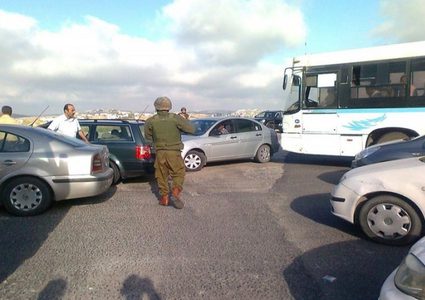 الاحتلال يحتجز مواطنة ويستولي على مركبتها في بيت أمر شمال الخليل