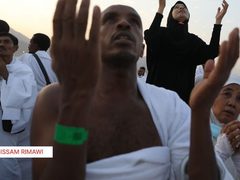 حجاج بيت الله الحرام على صعيد عرفات
