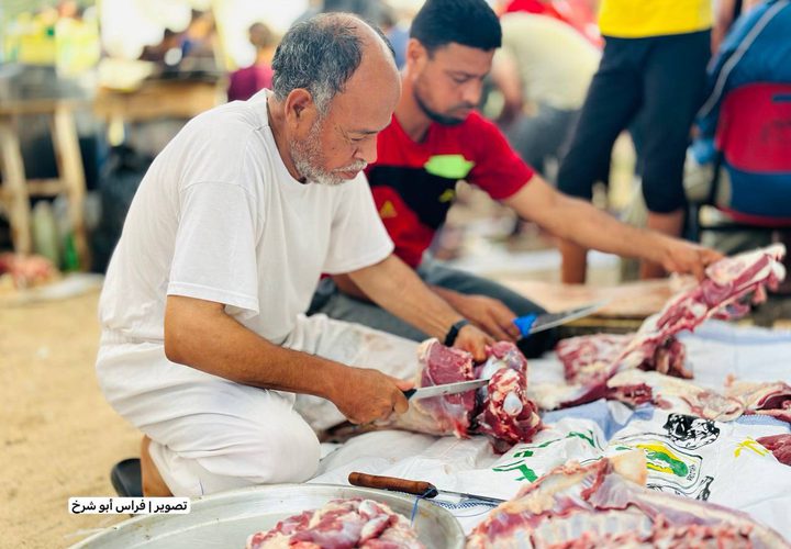 فلسطينيون يقومون بتعظيم شعائر الله في ذبح الأضاحي بما توفر بقطاع غزة رغم الحصار
