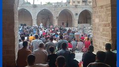 الأهالي في مدينة غزة، يؤدون صلاة عيد الأضحى بجوار ركام المسجد العمري المدمر