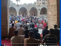 الأهالي في مدينة غزة، يؤدون صلاة عيد الأضحى بجوار ركام المسجد العمري المدمر