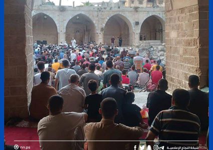 الأهالي في مدينة غزة، يؤدون صلاة عيد الأضحى بجوار ركام المسجد العمري المدمر