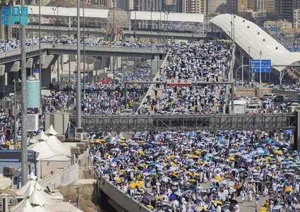 حجاج بيت الله الحرام يرمون جمرة العقبة ويطوفون بالكعبة قبل التحلل من الاحرام