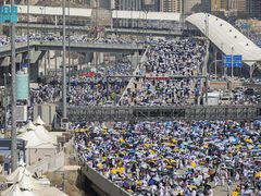 حجاج بيت الله الحرام يرمون جمرة العقبة ويطوفون بالكعبة قبل التحلل من الاحرام