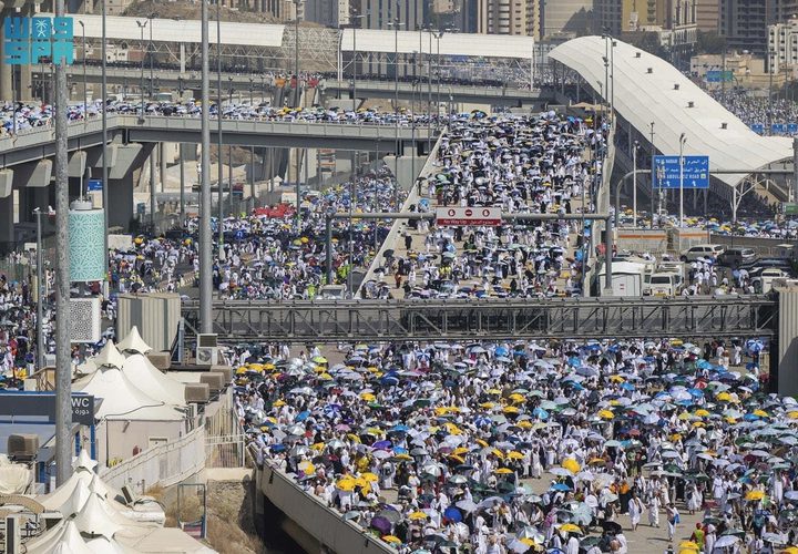 حجاج بيت الله الحرام يرمون جمرة العقبة ويطوفون بالكعبة قبل التحلل من الاحرام