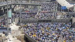 حجاج بيت الله الحرام يرمون جمرة العقبة ويطوفون بالكعبة قبل التحلل من الاحرام