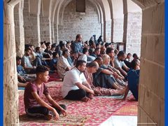 الأهالي في مدينة غزة، يؤدون صلاة عيد الأضحى بجوار ركام المسجد العمري المدمر