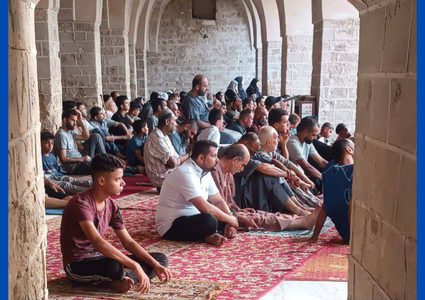 الأهالي في مدينة غزة، يؤدون صلاة عيد الأضحى بجوار ركام المسجد العمري المدمر