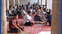 الأهالي في مدينة غزة، يؤدون صلاة عيد الأضحى بجوار ركام المسجد العمري المدمر