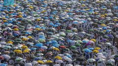 حجاج بيت الله الحرام يرمون جمرة العقبة ويطوفون بالكعبة قبل التحلل من الاحرام