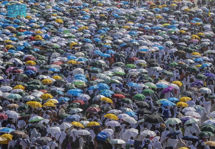 حجاج بيت الله الحرام يرمون جمرة العقبة ويطوفون بالكعبة قبل التحلل من الاحرام