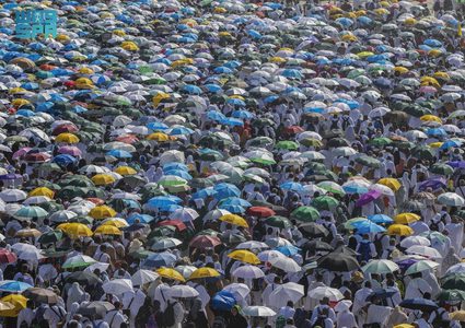 حجاج بيت الله الحرام يرمون جمرة العقبة ويطوفون بالكعبة قبل التحلل من الاحرام