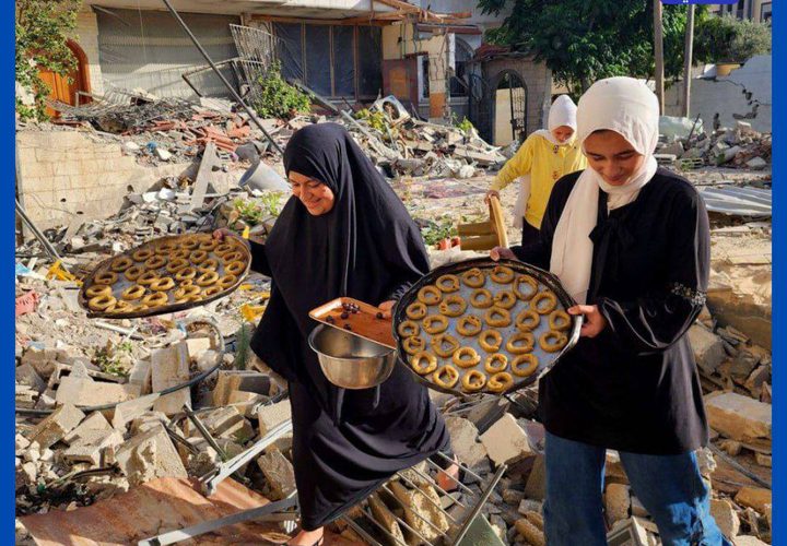 فلسطينيات يصنعن كعك العيد على أنقاض منازلهن المدمرة في خانيونس