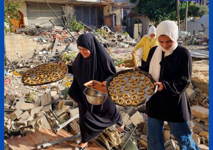 فلسطينيات يصنعن كعك العيد على أنقاض منازلهن المدمرة في خانيونس