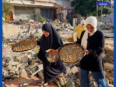 فلسطينيات يصنعن كعك العيد على أنقاض منازلهن المدمرة في خانيونس