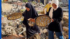 فلسطينيات يصنعن كعك العيد على أنقاض منازلهن المدمرة في خانيونس