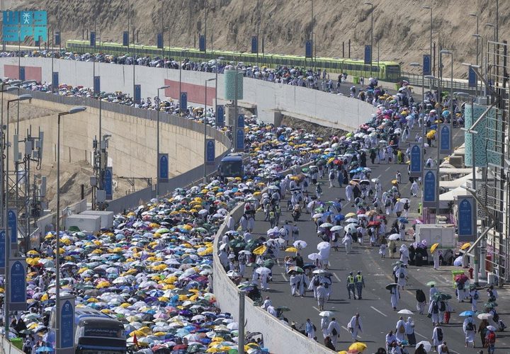حجاج بيت الله الحرام يرمون جمرة العقبة ويطوفون بالكعبة قبل التحلل من الاحرام