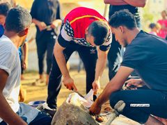 فلسطينيون يقومون بتعظيم شعائر الله في ذبح الأضاحي بما توفر بقطاع غزة رغم الحصار