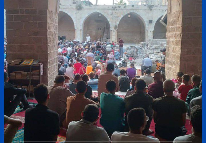الأهالي في مدينة غزة، يؤدون صلاة عيد الأضحى بجوار ركام المسجد العمري المدمر
